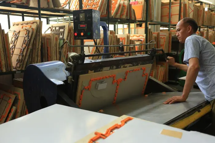 About 8 Die cutting for paper bags and paper boxes